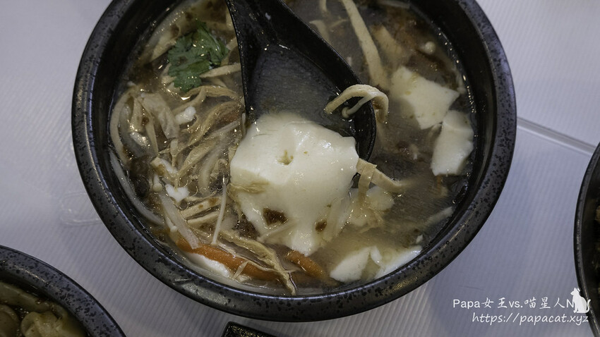 台中|素食 Shan shi 山實。蔬享.麵食.茶飲是複合式茶坊!炸臭豆腐很有儀式感的 餐點 是純素