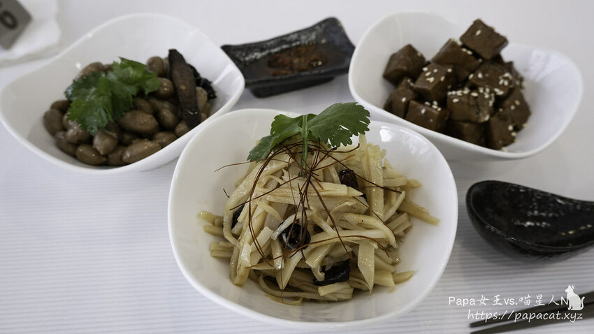 台中|素食 Shan shi 山實。蔬享.麵食.茶飲是複合式茶坊!炸臭豆腐很有儀式感的 餐點 是純素