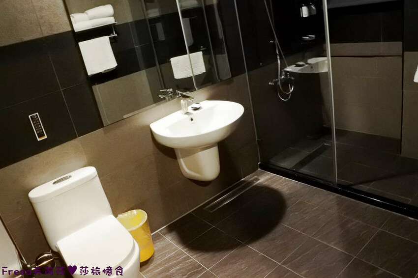 高雄飯店【夏優旅居】平價乾淨地點優！離奶茶一條街超近.享受放鬆旅行住這間│專屬停車場│大溝頂美食│鹽埕捷