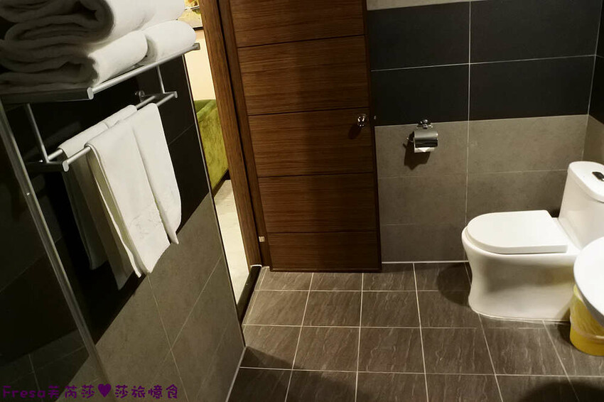 高雄飯店【夏優旅居】平價乾淨地點優！離奶茶一條街超近.享受放鬆旅行住這間│專屬停車場│大溝頂美食│鹽埕捷