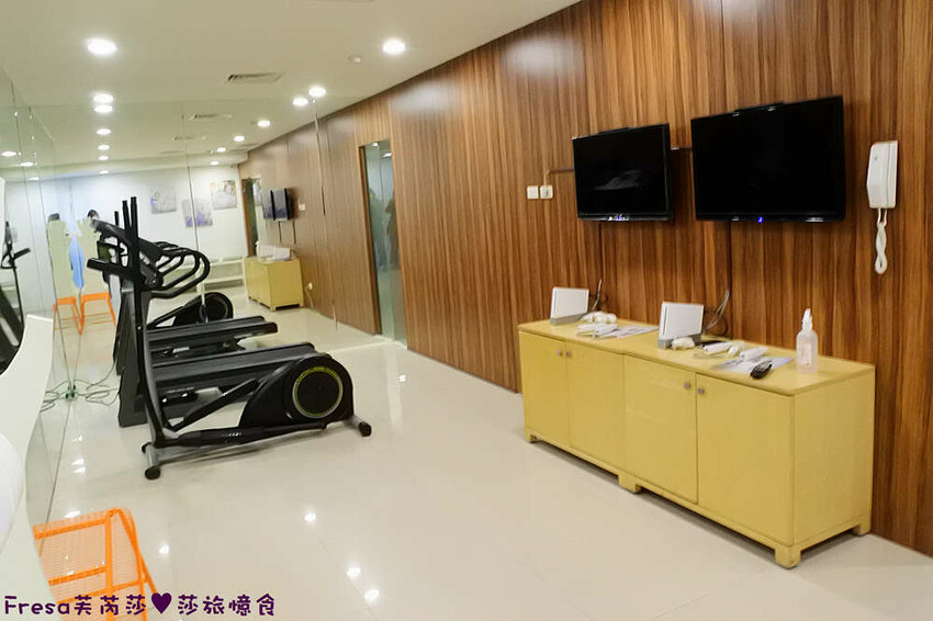 高雄飯店【夏優旅居】平價乾淨地點優！離奶茶一條街超近.享受放鬆旅行住這間│專屬停車場│大溝頂美食│鹽埕捷