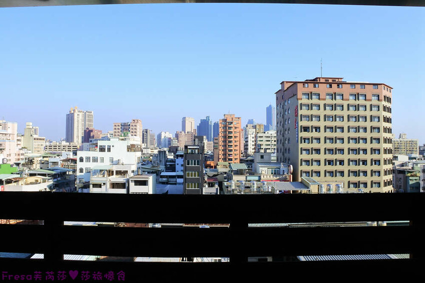 高雄飯店【夏優旅居】平價乾淨地點優！離奶茶一條街超近.享受放鬆旅行住這間│專屬停車場│大溝頂美食│鹽埕捷