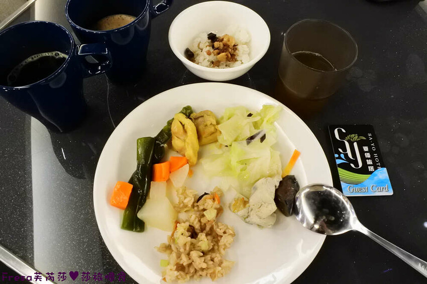 高雄飯店【夏優旅居】平價乾淨地點優！離奶茶一條街超近.享受放鬆旅行住這間│專屬停車場│大溝頂美食│鹽埕捷