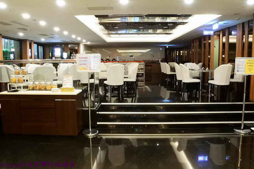 高雄飯店【夏優旅居】平價乾淨地點優！離奶茶一條街超近.享受放鬆旅行住這間│專屬停車場│大溝頂美食│鹽埕捷