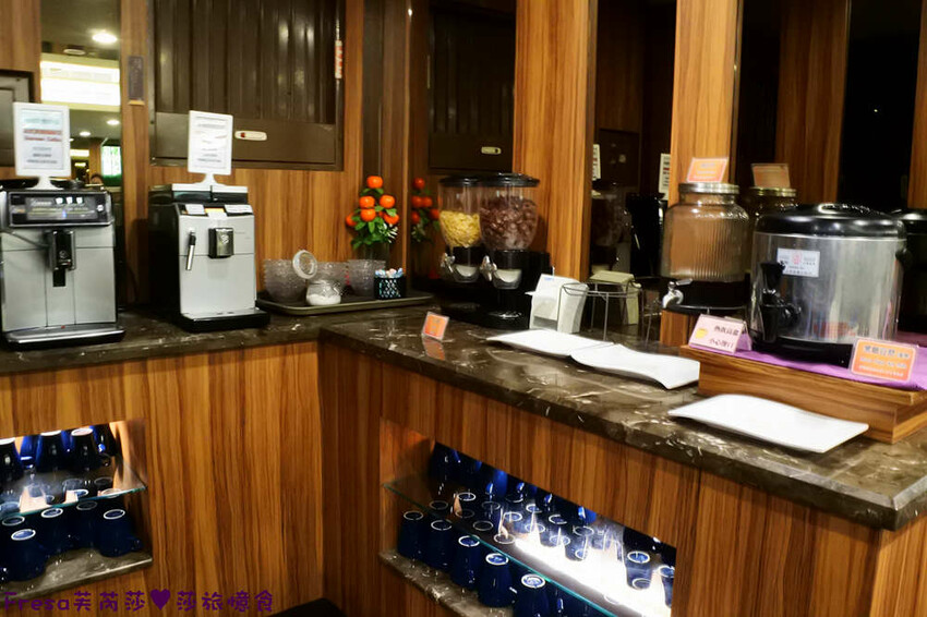 高雄飯店【夏優旅居】平價乾淨地點優！離奶茶一條街超近.享受放鬆旅行住這間│專屬停車場│大溝頂美食│鹽埕捷