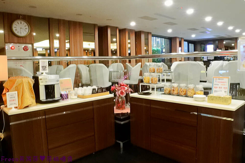 高雄飯店【夏優旅居】平價乾淨地點優！離奶茶一條街超近.享受放鬆旅行住這間│專屬停車場│大溝頂美食│鹽埕捷