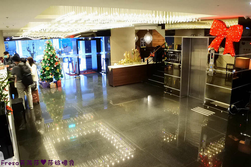 高雄飯店【夏優旅居】平價乾淨地點優！離奶茶一條街超近.享受放鬆旅行住這間│專屬停車場│大溝頂美食│鹽埕捷