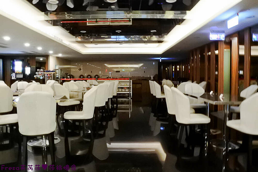 高雄飯店【夏優旅居】平價乾淨地點優！離奶茶一條街超近.享受放鬆旅行住這間│專屬停車場│大溝頂美食│鹽埕捷