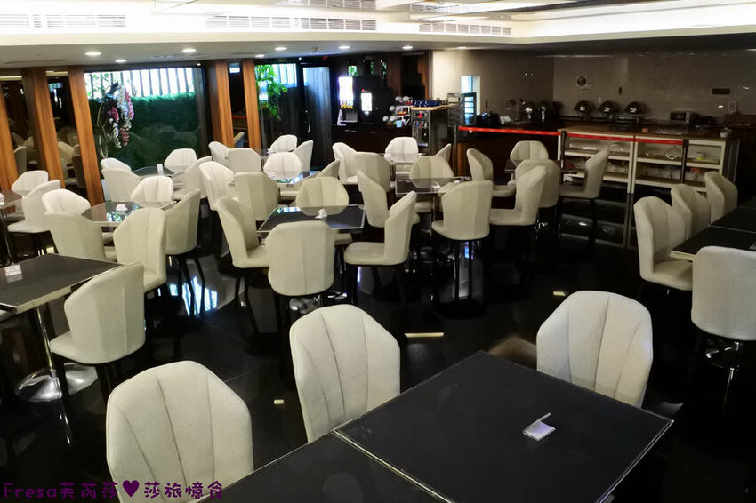 高雄飯店【夏優旅居】平價乾淨地點優！離奶茶一條街超近.享受放鬆旅行住這間│專屬停車場│大溝頂美食│鹽埕捷