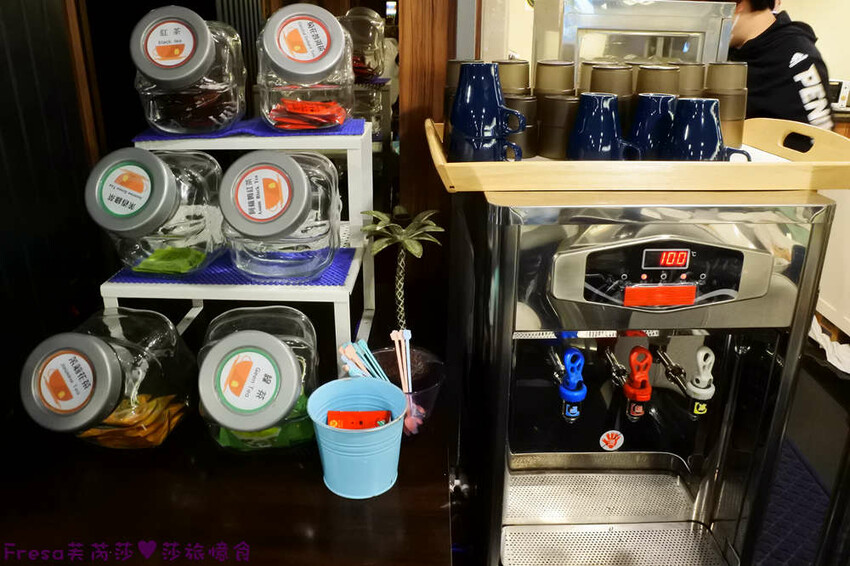 高雄飯店【夏優旅居】平價乾淨地點優！離奶茶一條街超近.享受放鬆旅行住這間│專屬停車場│大溝頂美食│鹽埕捷