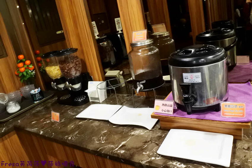 高雄飯店【夏優旅居】平價乾淨地點優！離奶茶一條街超近.享受放鬆旅行住這間│專屬停車場│大溝頂美食│鹽埕捷