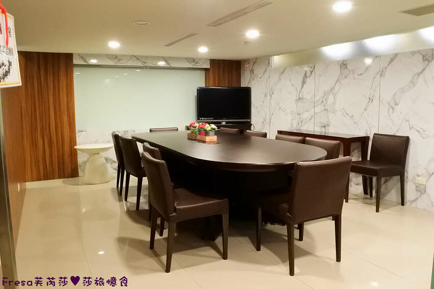 高雄飯店【夏優旅居】平價乾淨地點優！離奶茶一條街超近.享受放鬆旅行住這間│專屬停車場│大溝頂美食│鹽埕捷