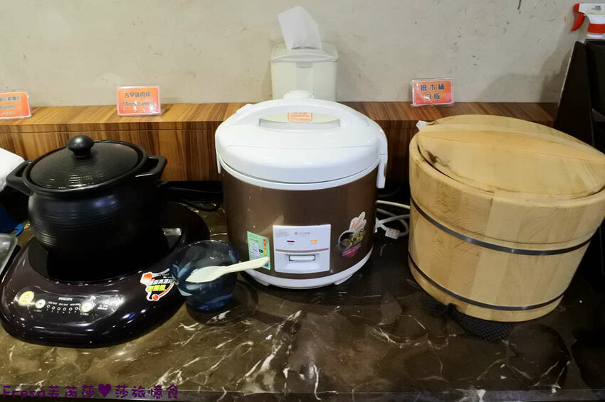 高雄飯店【夏優旅居】平價乾淨地點優！離奶茶一條街超近.享受放鬆旅行住這間│專屬停車場│大溝頂美食│鹽埕捷