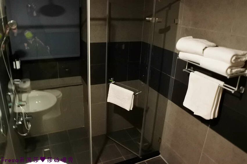 高雄飯店【夏優旅居】平價乾淨地點優！離奶茶一條街超近.享受放鬆旅行住這間│專屬停車場│大溝頂美食│鹽埕捷