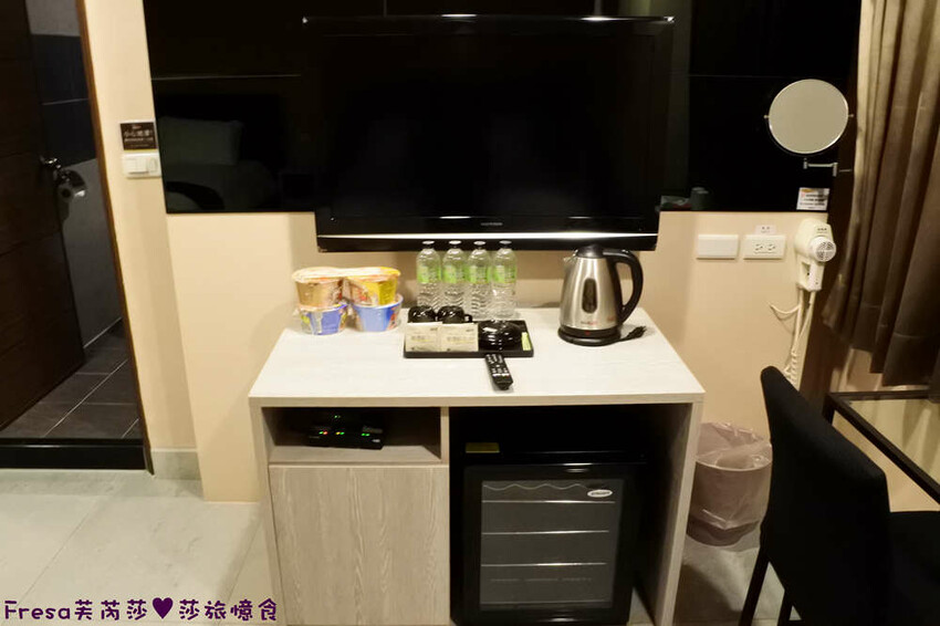 高雄飯店【夏優旅居】平價乾淨地點優！離奶茶一條街超近.享受放鬆旅行住這間│專屬停車場│大溝頂美食│鹽埕捷