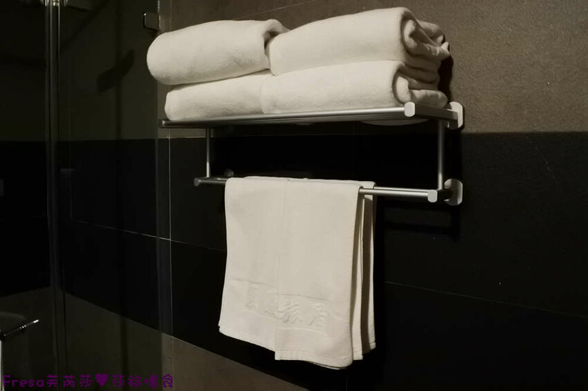 高雄飯店【夏優旅居】平價乾淨地點優！離奶茶一條街超近.享受放鬆旅行住這間│專屬停車場│大溝頂美食│鹽埕捷