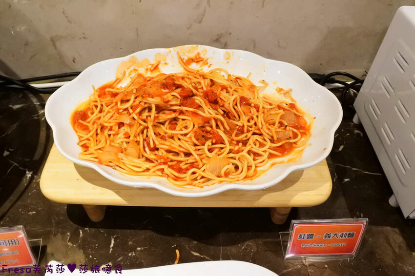 高雄飯店【夏優旅居】平價乾淨地點優！離奶茶一條街超近.享受放鬆旅行住這間│專屬停車場│大溝頂美食│鹽埕捷