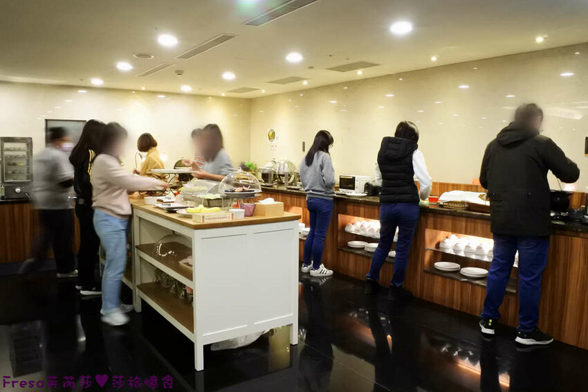 高雄飯店【夏優旅居】平價乾淨地點優！離奶茶一條街超近.享受放鬆旅行住這間│專屬停車場│大溝頂美食│鹽埕捷