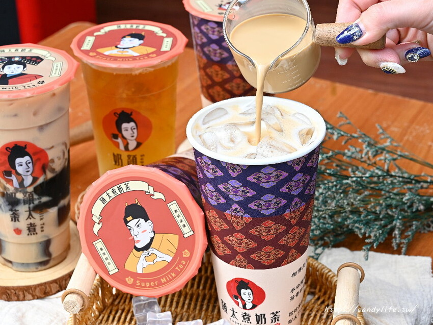 顏太煮奶茶｜逢甲排隊人氣手搖飲，招牌三喜厚奶茶一天賣上百杯，三種料任你選，新品朝露咖啡牛奶，咖啡控必嘗～