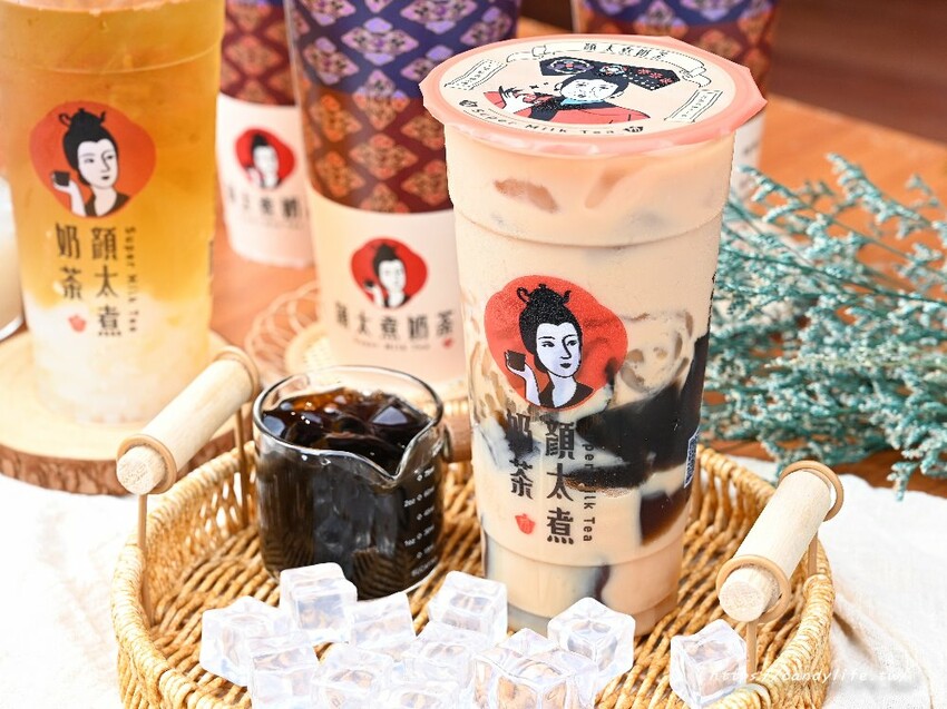 顏太煮奶茶｜逢甲排隊人氣手搖飲，招牌三喜厚奶茶一天賣上百杯，三種料任你選，新品朝露咖啡牛奶，咖啡控必嘗～