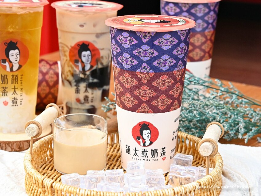 顏太煮奶茶｜逢甲排隊人氣手搖飲，招牌三喜厚奶茶一天賣上百杯，三種料任你選，新品朝露咖啡牛奶，咖啡控必嘗～