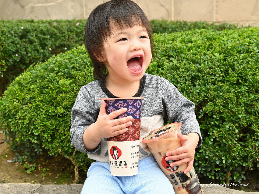 顏太煮奶茶｜逢甲排隊人氣手搖飲，招牌三喜厚奶茶一天賣上百杯，三種料任你選，新品朝露咖啡牛奶，咖啡控必嘗～