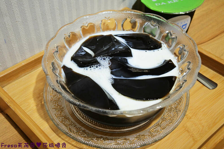 台南飲料【大可口飲品店】愛玉仙草甜品剉冰!桃膠養顏瓶裝好攜帶│草莓雪花冰超推薦│茶飲優惠價│永康美食