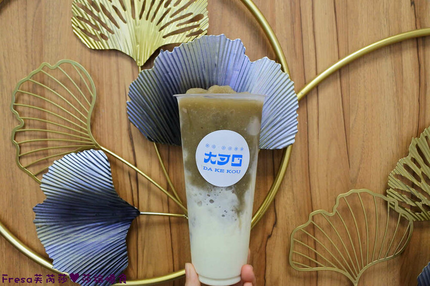 台南飲料【大可口飲品店】愛玉仙草甜品剉冰!桃膠養顏瓶裝好攜帶│草莓雪花冰超推薦│茶飲優惠價│永康美食