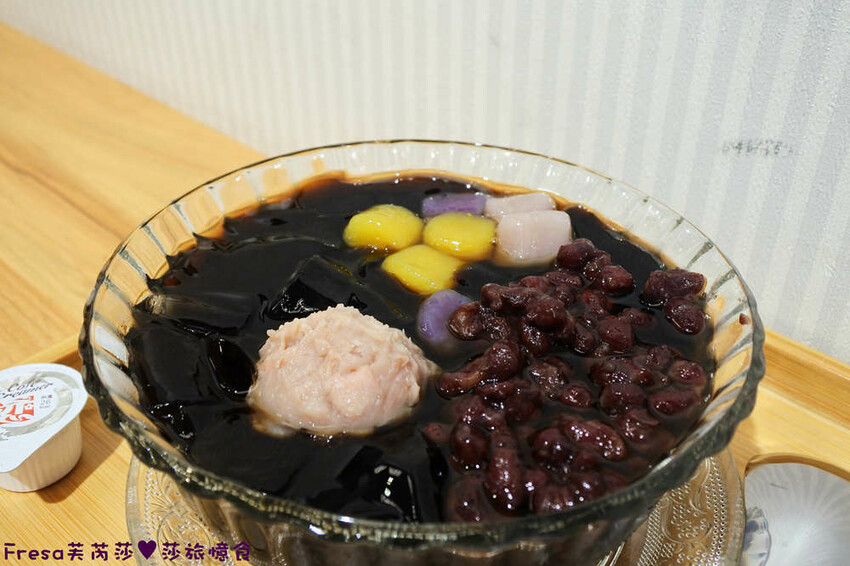 台南飲料【大可口飲品店】愛玉仙草甜品剉冰!桃膠養顏瓶裝好攜帶│草莓雪花冰超推薦│茶飲優惠價│永康美食