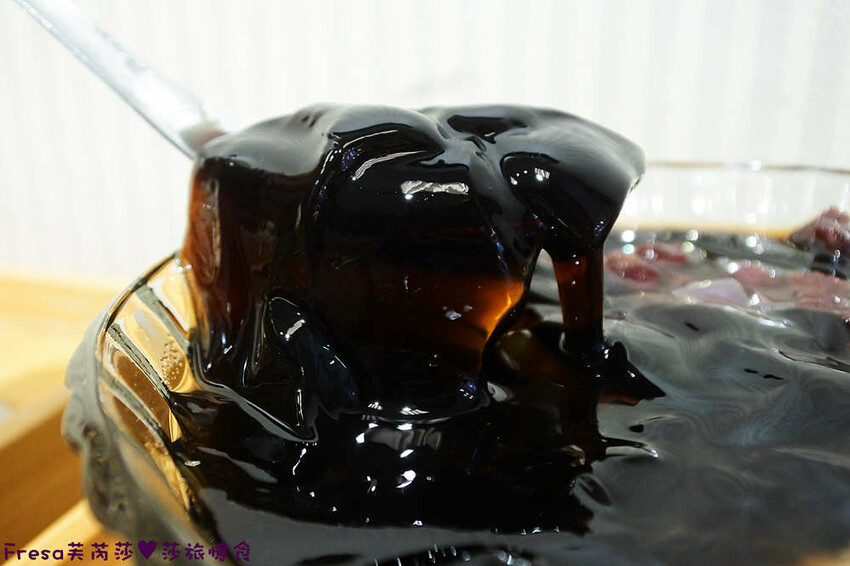 台南飲料【大可口飲品店】愛玉仙草甜品剉冰!桃膠養顏瓶裝好攜帶│草莓雪花冰超推薦│茶飲優惠價│永康美食