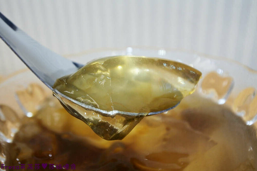 台南飲料【大可口飲品店】愛玉仙草甜品剉冰!桃膠養顏瓶裝好攜帶│草莓雪花冰超推薦│茶飲優惠價│永康美食