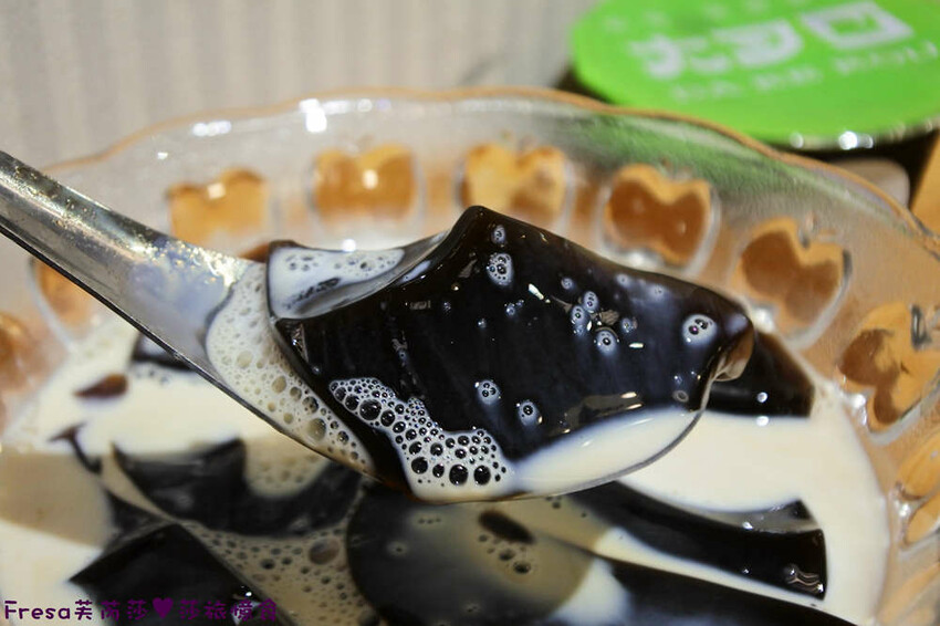 台南飲料【大可口飲品店】愛玉仙草甜品剉冰!桃膠養顏瓶裝好攜帶│草莓雪花冰超推薦│茶飲優惠價│永康美食