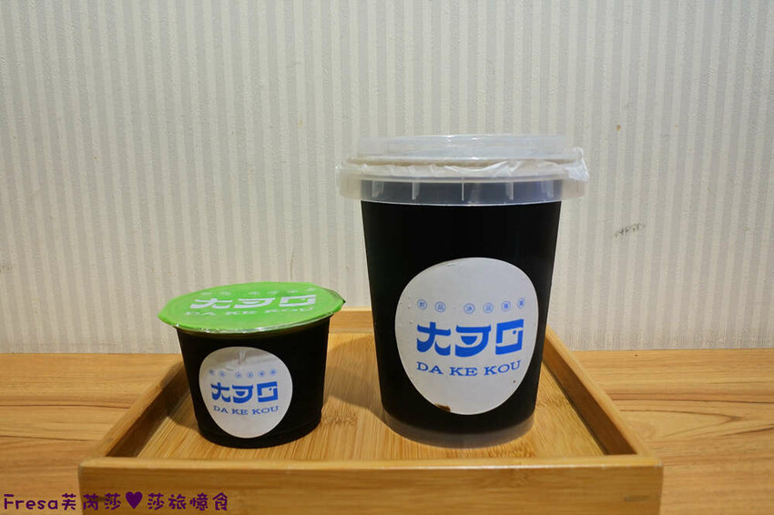 台南飲料【大可口飲品店】愛玉仙草甜品剉冰!桃膠養顏瓶裝好攜帶│草莓雪花冰超推薦│茶飲優惠價│永康美食