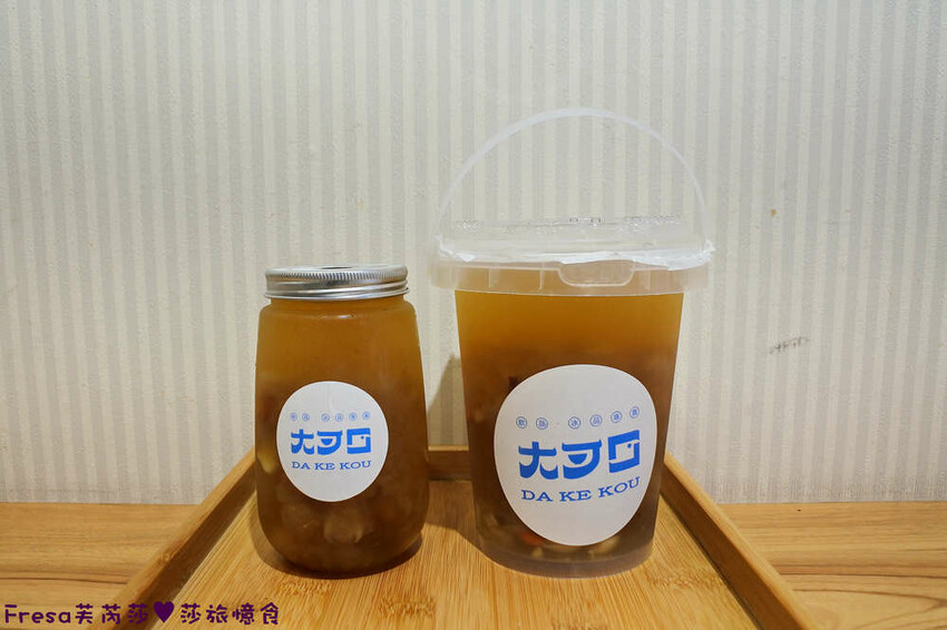 台南飲料【大可口飲品店】愛玉仙草甜品剉冰!桃膠養顏瓶裝好攜帶│草莓雪花冰超推薦│茶飲優惠價│永康美食