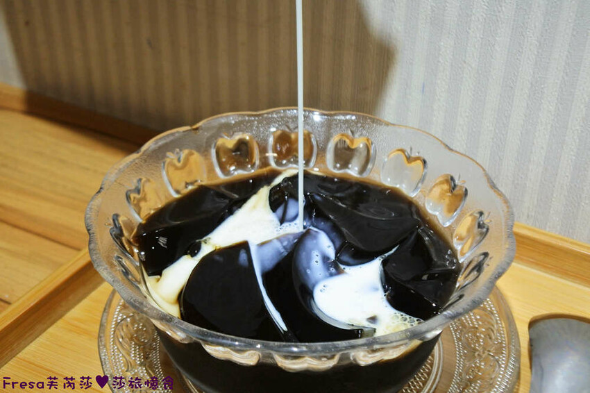 台南飲料【大可口飲品店】愛玉仙草甜品剉冰!桃膠養顏瓶裝好攜帶│草莓雪花冰超推薦│茶飲優惠價│永康美食