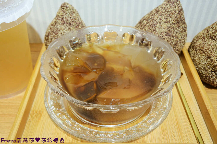 台南飲料【大可口飲品店】愛玉仙草甜品剉冰!桃膠養顏瓶裝好攜帶│草莓雪花冰超推薦│茶飲優惠價│永康美食