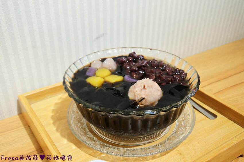 台南飲料【大可口飲品店】愛玉仙草甜品剉冰!桃膠養顏瓶裝好攜帶│草莓雪花冰超推薦│茶飲優惠價│永康美食