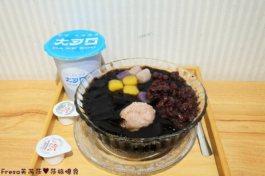 台南飲料【大可口飲品店】愛玉仙草甜品剉冰!桃膠養顏瓶裝好攜帶│草莓雪花冰超推薦│茶飲優惠價│永康美食