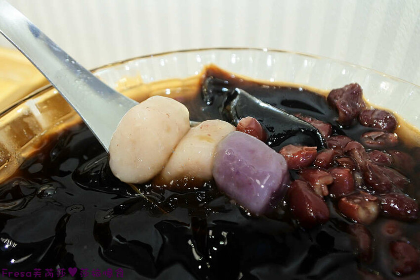 台南飲料【大可口飲品店】愛玉仙草甜品剉冰!桃膠養顏瓶裝好攜帶│草莓雪花冰超推薦│茶飲優惠價│永康美食