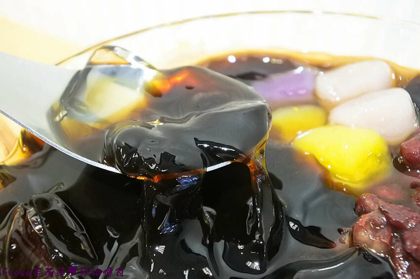 台南飲料【大可口飲品店】愛玉仙草甜品剉冰!桃膠養顏瓶裝好攜帶│草莓雪花冰超推薦│茶飲優惠價│永康美食