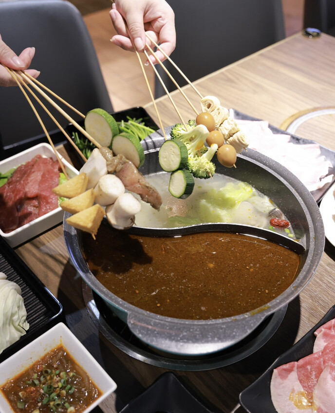 【台北火鍋推薦】籤王串麻鍋～邊吃邊涮好滿足，一個串串只要20元起！還有肉肉、海鮮、炸物、熱炒～台北平價火鍋、六張犁火鍋推薦