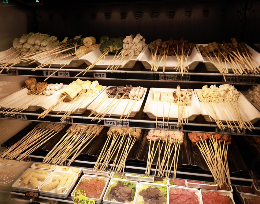 【台北火鍋推薦】籤王串麻鍋～邊吃邊涮好滿足，一個串串只要20元起！還有肉肉、海鮮、炸物、熱炒～台北平價火鍋、六張犁火鍋推薦