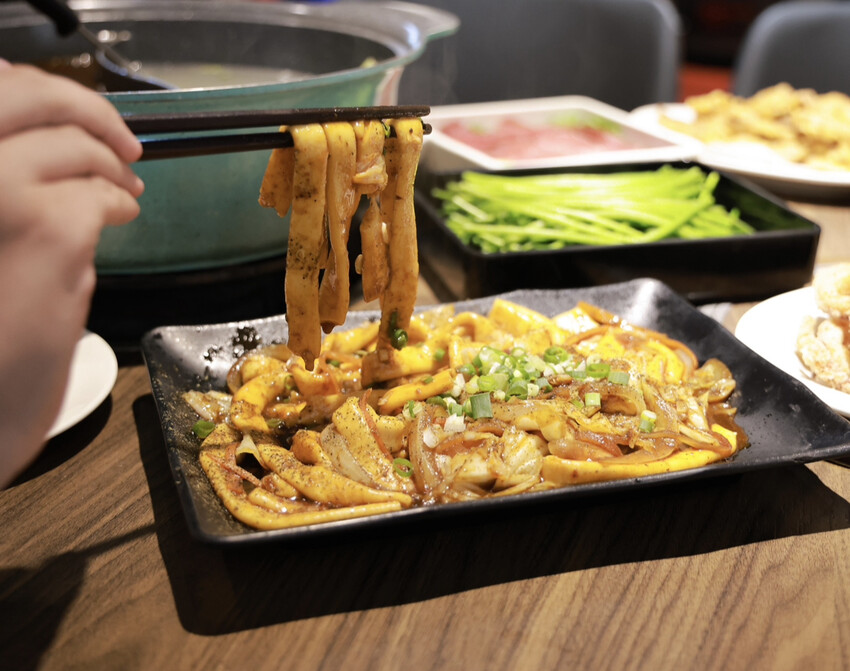 【台北火鍋推薦】籤王串麻鍋～邊吃邊涮好滿足，一個串串只要20元起！還有肉肉、海鮮、炸物、熱炒～台北平價火鍋、六張犁火鍋推薦