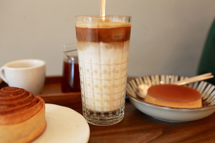 高雄市新興區吃。高雄市｜新興區。「咖啡足矣 Coffee Serenity」隱身巷弄裡老宅專業咖啡廳，主理人榮獲2015年TISCA全國