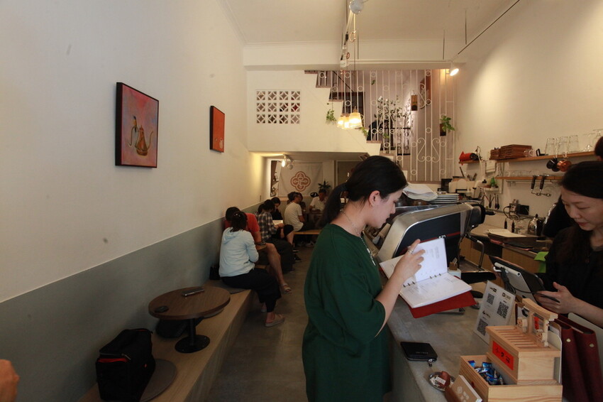 高雄市新興區吃。高雄市｜新興區。「咖啡足矣 Coffee Serenity」隱身巷弄裡老宅專業咖啡廳，主理人榮獲2015年TISCA全國