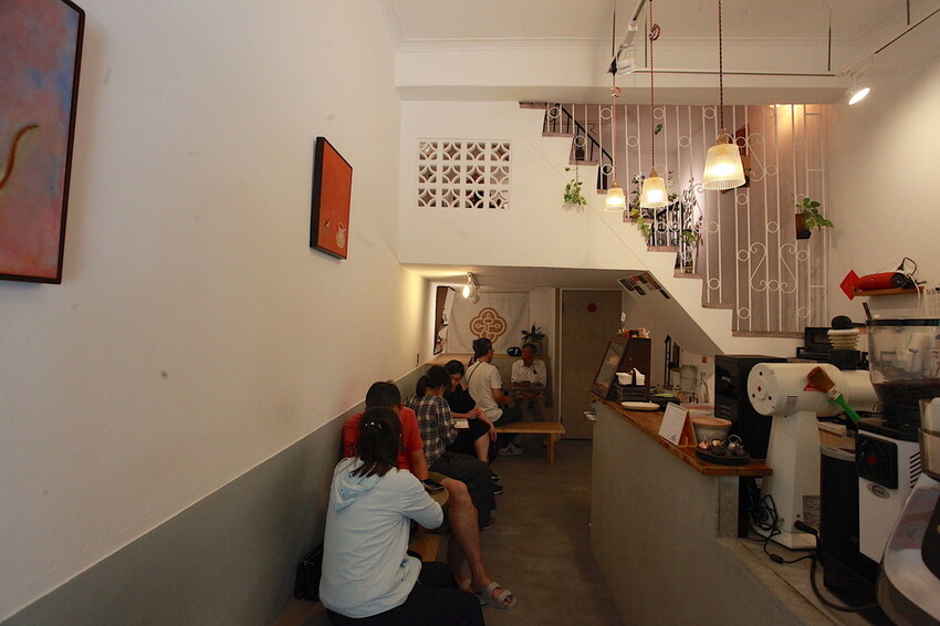 高雄市新興區吃。高雄市｜新興區。「咖啡足矣 Coffee Serenity」隱身巷弄裡老宅專業咖啡廳，主理人榮獲2015年TISCA全國