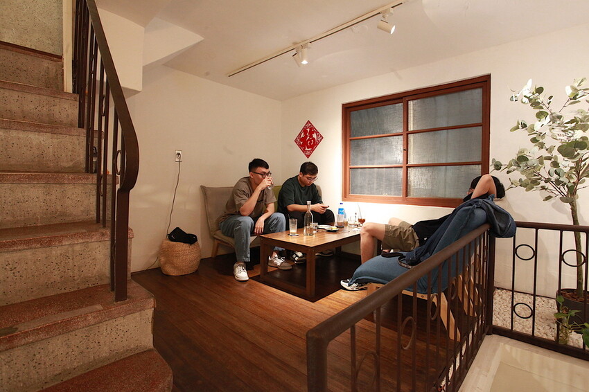 高雄市新興區吃。高雄市｜新興區。「咖啡足矣 Coffee Serenity」隱身巷弄裡老宅專業咖啡廳，主理人榮獲2015年TISCA全國