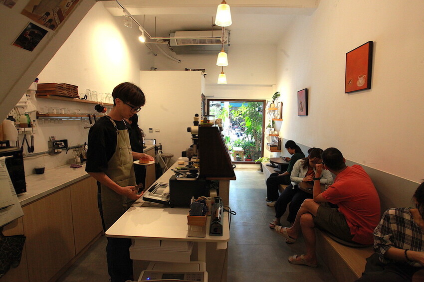 高雄市新興區吃。高雄市｜新興區。「咖啡足矣 Coffee Serenity」隱身巷弄裡老宅專業咖啡廳，主理人榮獲2015年TISCA全國