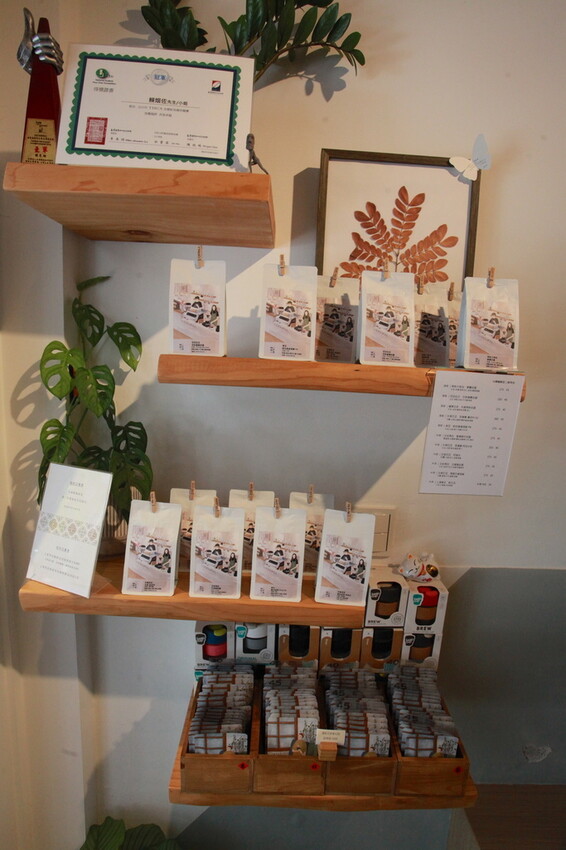 高雄市新興區吃。高雄市｜新興區。「咖啡足矣 Coffee Serenity」隱身巷弄裡老宅專業咖啡廳，主理人榮獲2015年TISCA全國