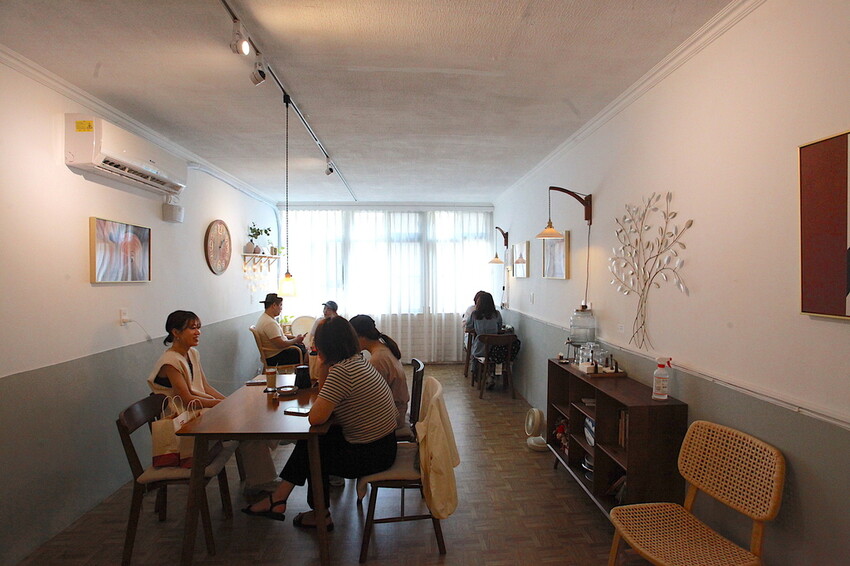 高雄市新興區吃。高雄市｜新興區。「咖啡足矣 Coffee Serenity」隱身巷弄裡老宅專業咖啡廳，主理人榮獲2015年TISCA全國